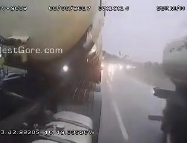 Δείτε τη στιγμή που δύο φορτηγά συγκρούονται σε δρόμο στη Βραζιλία